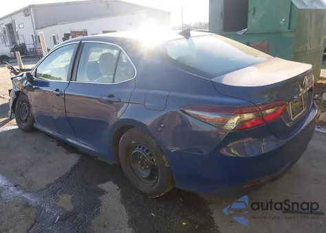 2024 Toyota Camry Hybrid Le z USA, uszkodzony, nr VIN 4T1C31AKXRU066423